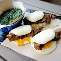 Beef Skewers in Chinese Bun and Creamed Spinach|Simbianさん