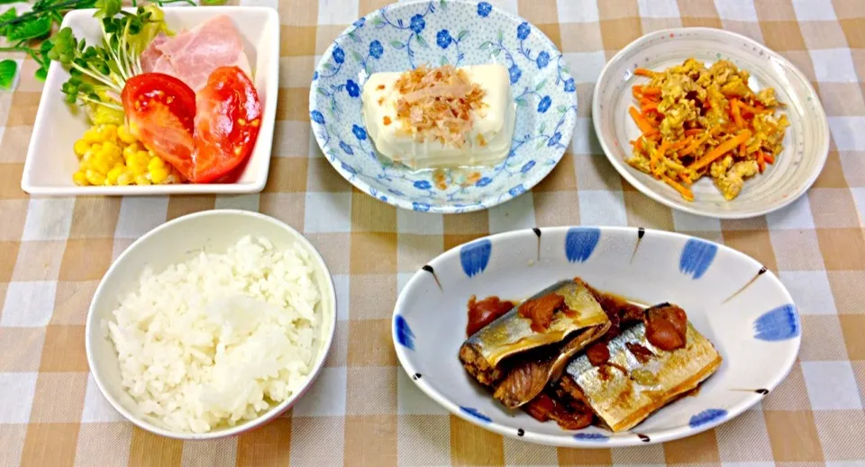 Snapdishの料理写真:さんまの梅煮、人参しりしり、冷や奴、サラダ、ごはん|ゆりさん