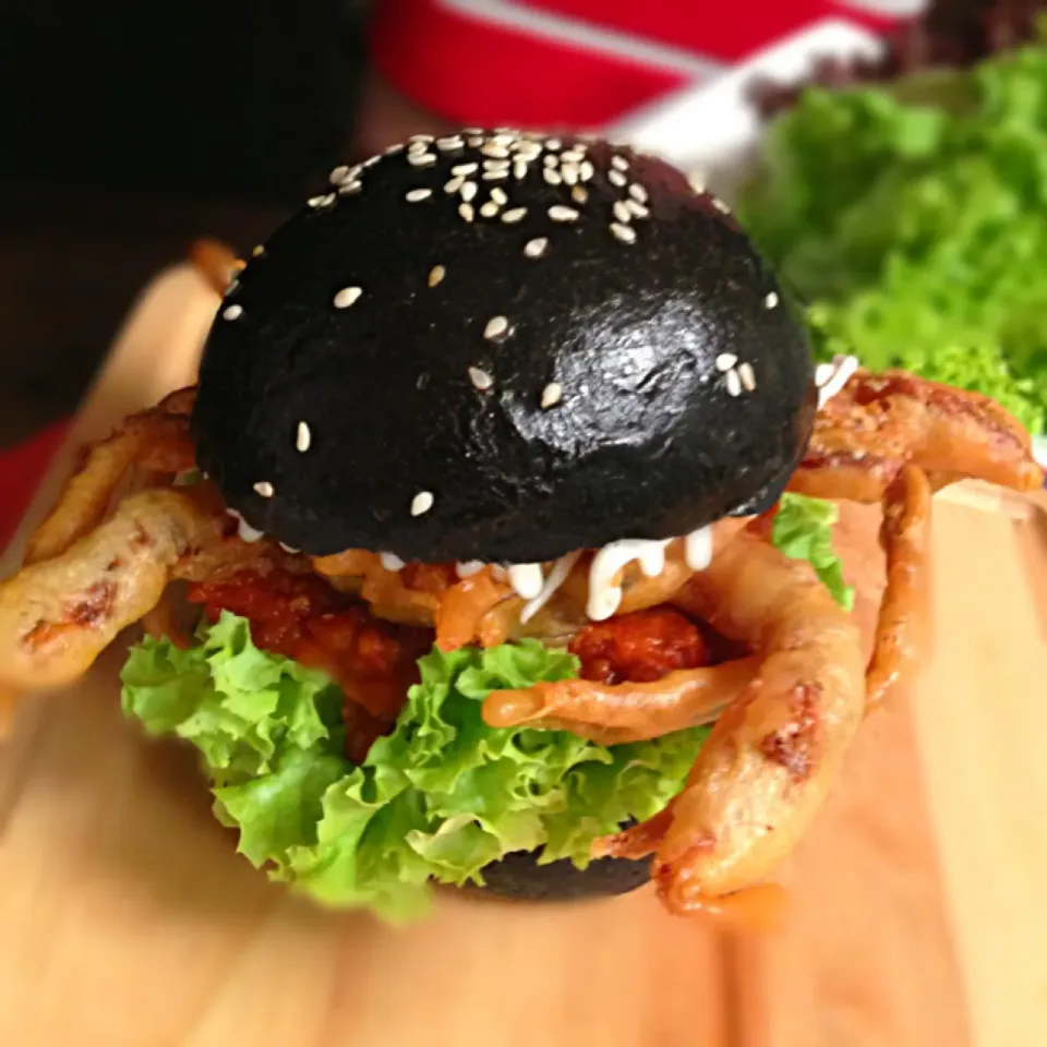 Chili soft shell crab with squid ink bun|willzさん