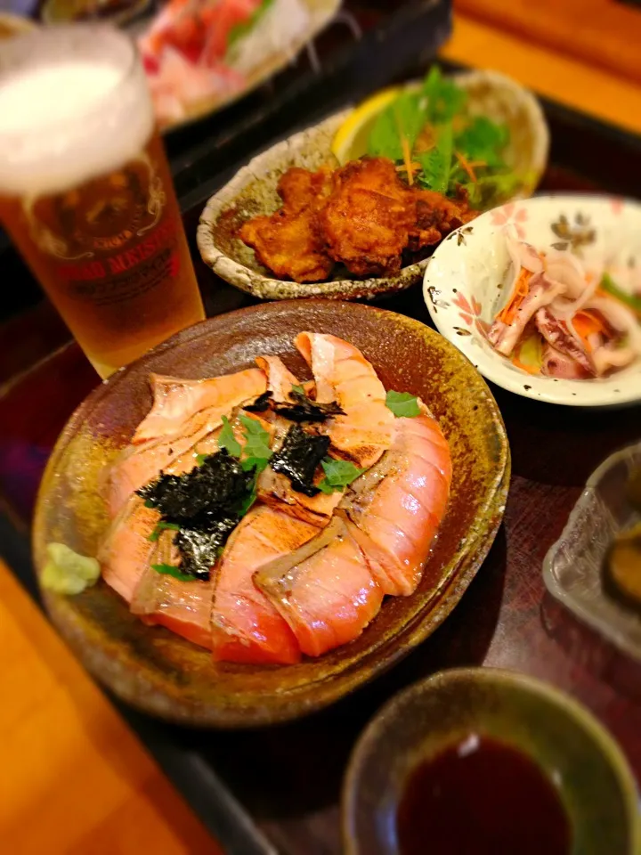 さしみやの、炙りサーモン丼と鶏唐揚げ定食、いただきまーす♪|ASuzukiさん