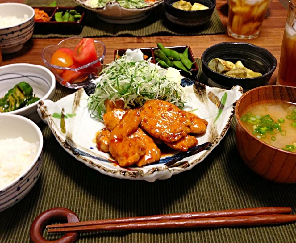 Snapdishの料理写真:鶏むね肉の照焼き、胡瓜の醤油麹漬け、トマトの蜂蜜レモン漬け、キムチ、枝豆、焼き茄子、大根と人参の味噌汁、ごはん|サチさん