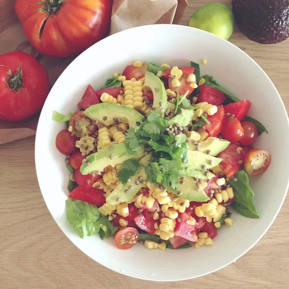 Lettuce • Cucumber • heirloom tomatoes • plum tomatoes • sweet corn • avocado • hemp seeds • cilantro • lime juice|Rianneさん