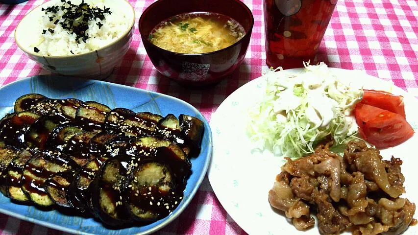 Snapdishの料理写真:炊き込み生姜ごはん(新生姜･混ぜ混み夏みかんわかめ)、豚生姜焼き(豚小間肉･生姜)、千切りきゃべつ、トマト、焼き茄子味噌だれ、かきたま汁(卵･青ねぎ)|まあるさん