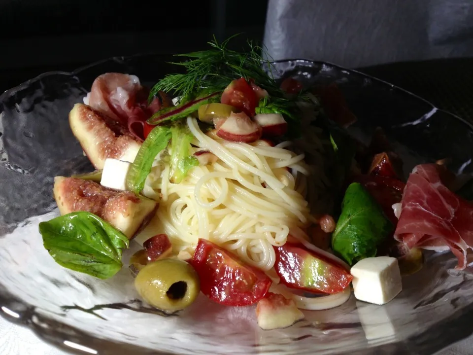 Snapdishの料理写真:無花果、生ハム、リーフの冷たCapellini|アズフラさん