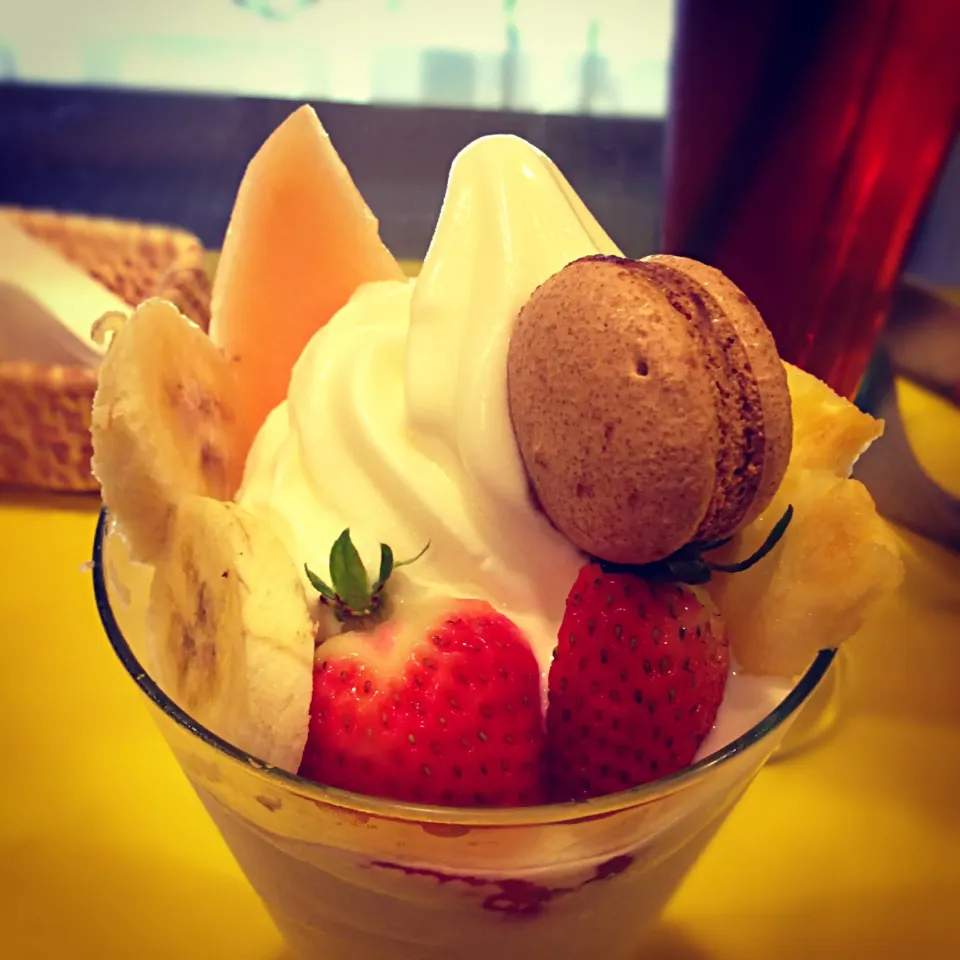 Snapdishの料理写真:🍌🍓🍍🍈綜合水果優格冰淇淋|☕mann🍴さん