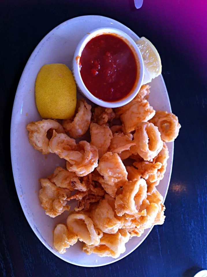 Snapdishの料理写真:fried calimari and marinara sauce|staceyjoy elkinさん