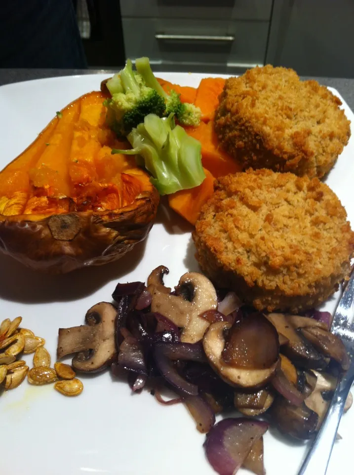 Snapdishの料理写真:Veggi burgers, squash, sweet potato, mushrooms and onions and squash seeds x|🍓Jolejo🍓さん