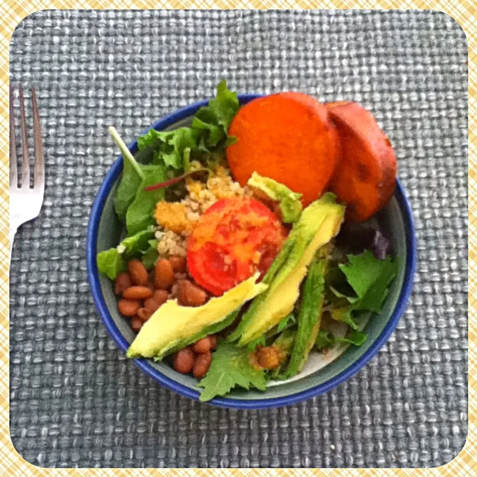 Healthy lunch: sweet potato, tomato, beans, quinoa, avocado & greens|Sai linさん