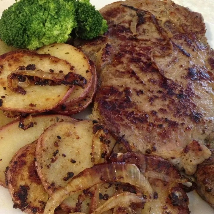 Bone-In Ribeye, Redskin Potatoes and Steamed Broccoli|Curt Chillさん