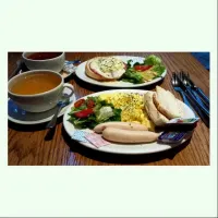 Snapdishの料理写真:Brek O Day & Egg Ben with Earl Grey & Strawberry Cream Green Tea to kick start a Sunday (:|shiman blueeさん