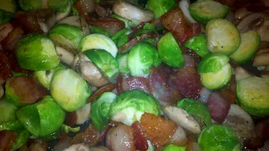 Brussels sprouts with bacon and mushrooms|Sashi Steinerさん