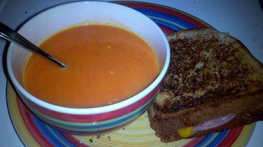 Roasted tomato soup and grilled ham & cheese on homemade bread|Sashi Steinerさん