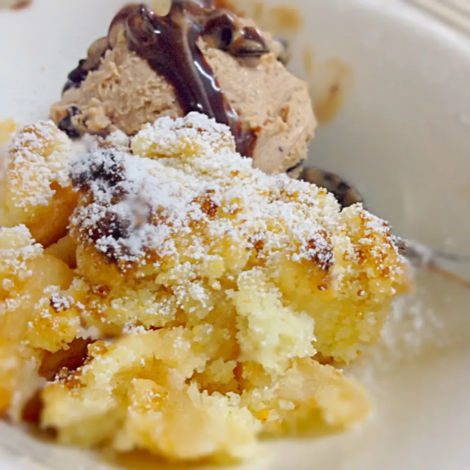 Serve warm Asian pear crumble cake with homemade chocolate ice cream. It is so good!|Sweetaddictsさん