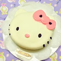 Snapdishの料理写真:Hello Kitty 慕斯蛋糕。😘|Anlabellさん