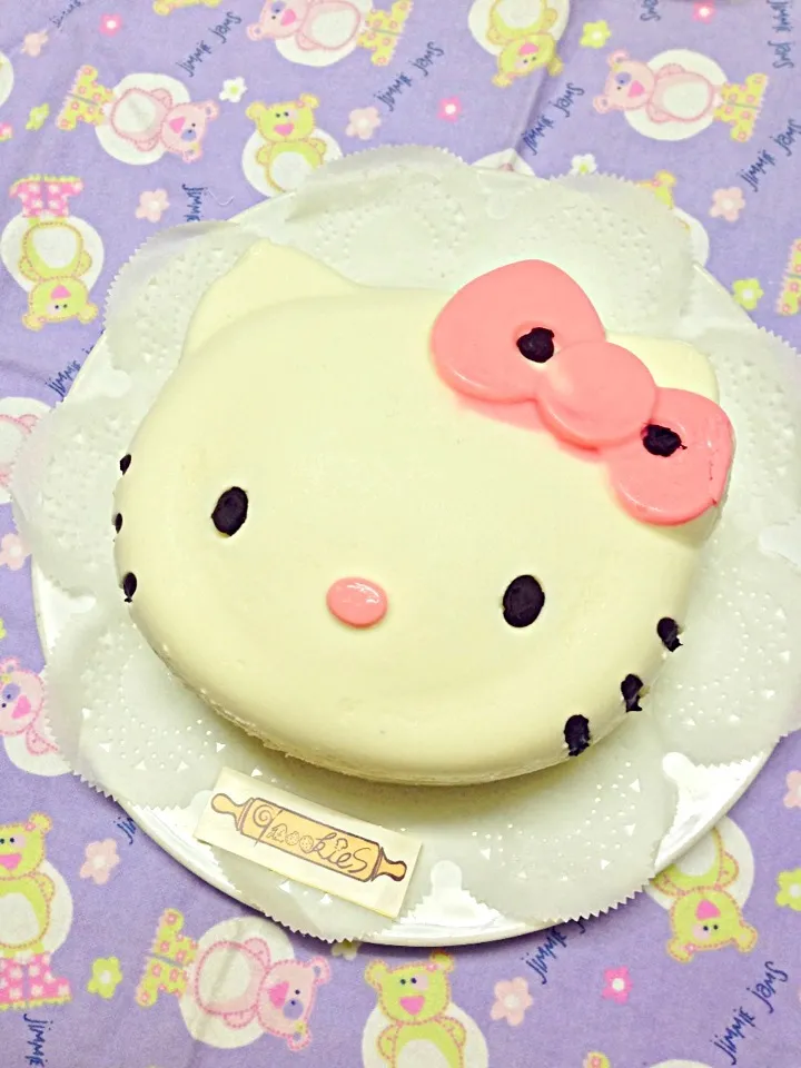 Snapdishの料理写真:Hello Kitty 慕斯蛋糕。😘|Anlabellさん