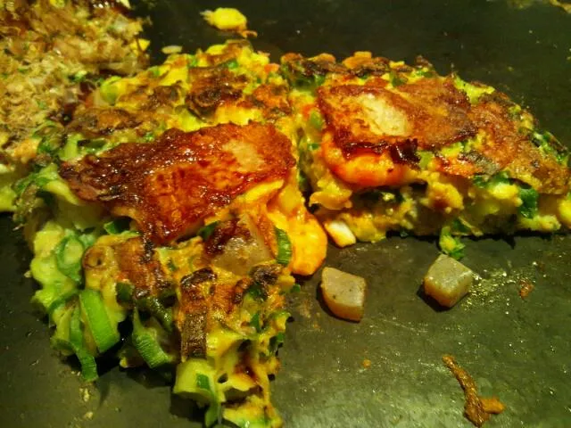 Okomiyaki or Japanese pancake with scallion, shrimp and squid|Miki Sakaiさん