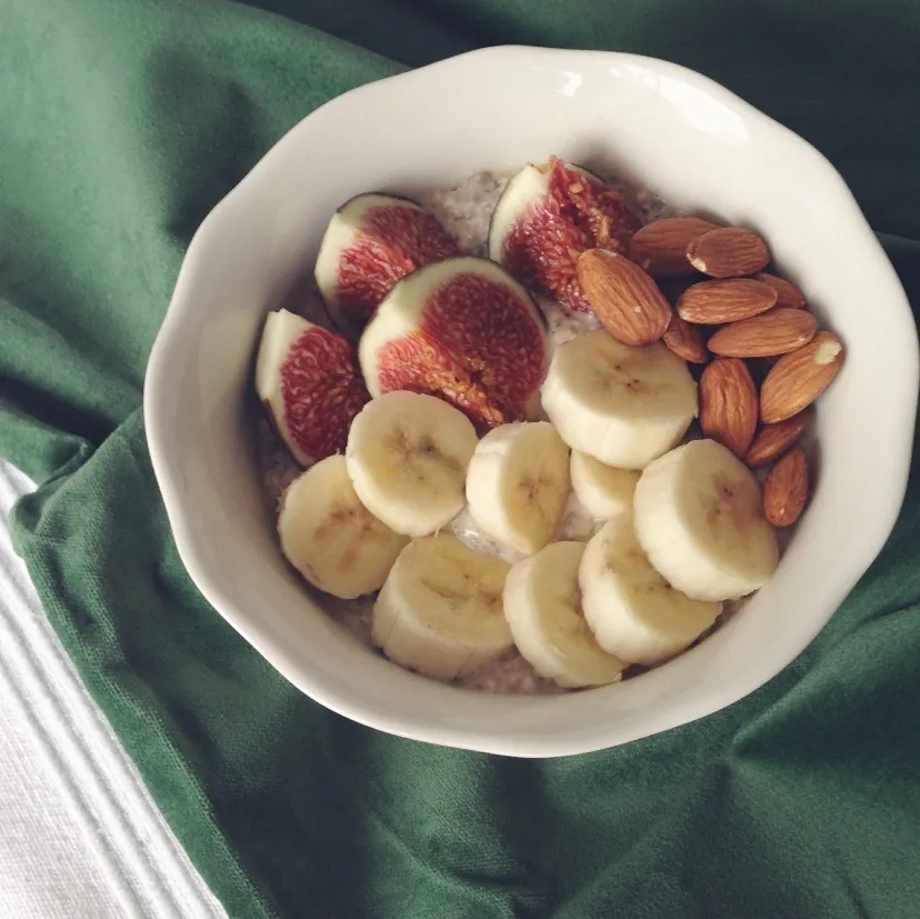 Maca and cinnamon overnight oats topped with banana slices, almonds and fresh fig|Rianneさん