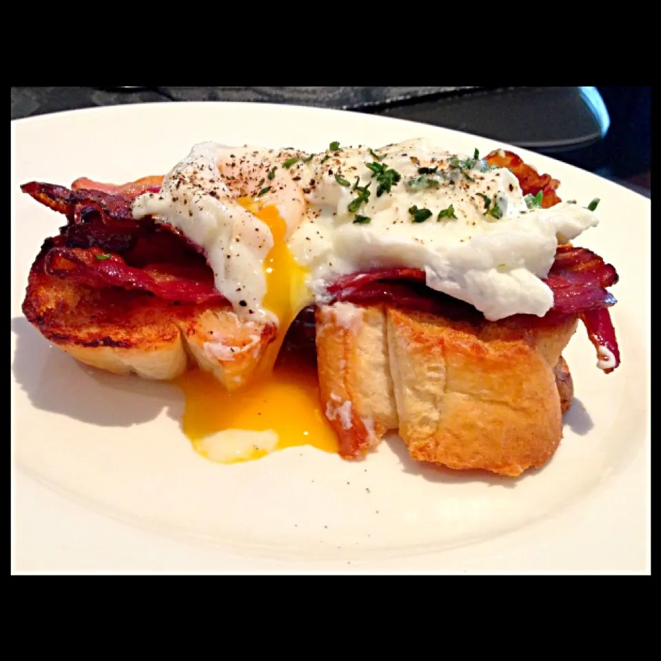 Thyme Poached Eggs with Bacon and Ciabatta|nick pornchanaさん