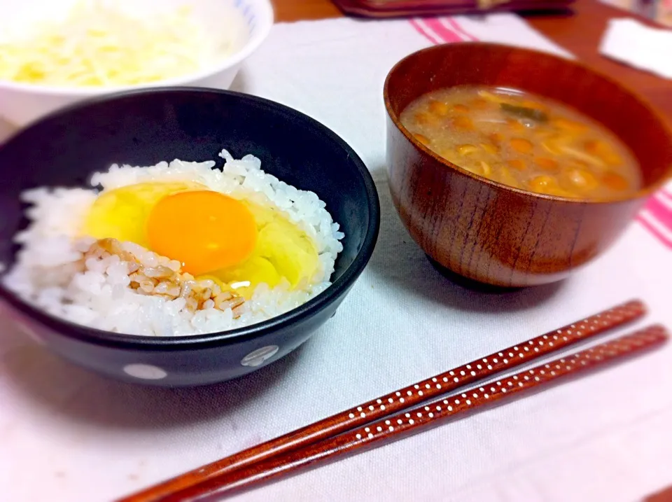 卵かけご飯、なめことわかめの味噌汁|カナエさん