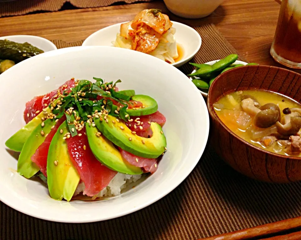 鮪アボカド丼、キムチと酢玉ねぎのせ冷奴、枝豆、豚汁|サチさん