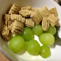 Greek yogurt with grapes and wheat cereal|Xitheng Yapさん