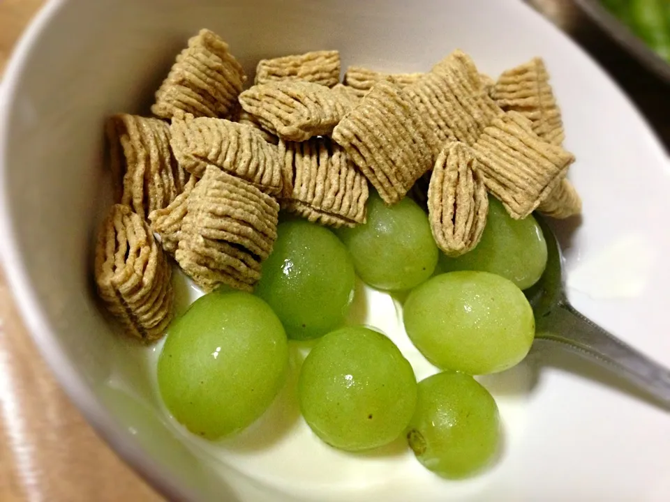 Greek yogurt with grapes and wheat cereal|Xitheng Yapさん