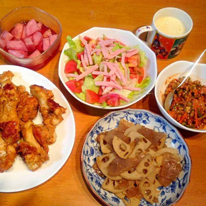 鶏ウィングの味噌焼き . 蓮根とこんにゃくのきんぴら . サラダ . 納豆オクラキムチ和え . 赤カブ漬け . コーンスープ|なるなるさん