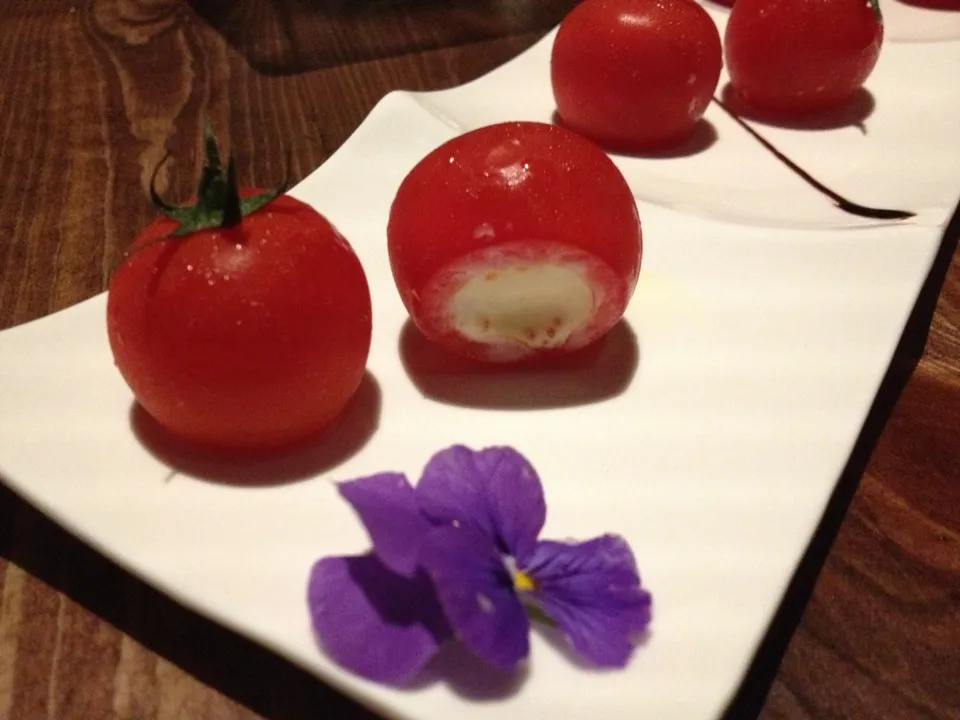 Cherry tomato stuffed with mayonnaise and tobiko|AmeSabさん