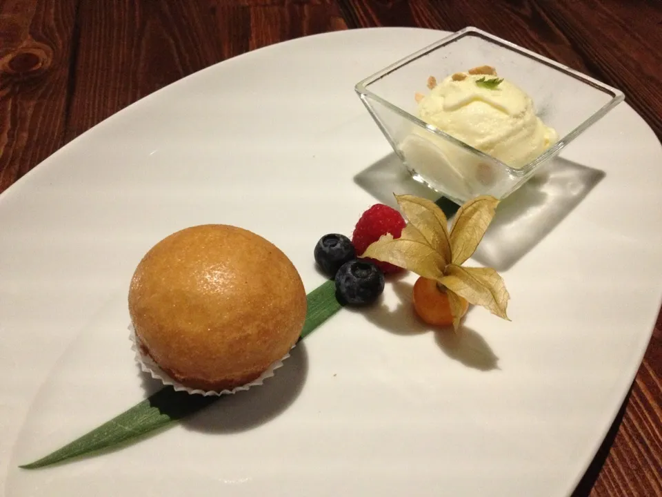 Salted egg yolk cake with vanilla ice cream|AmeSabさん