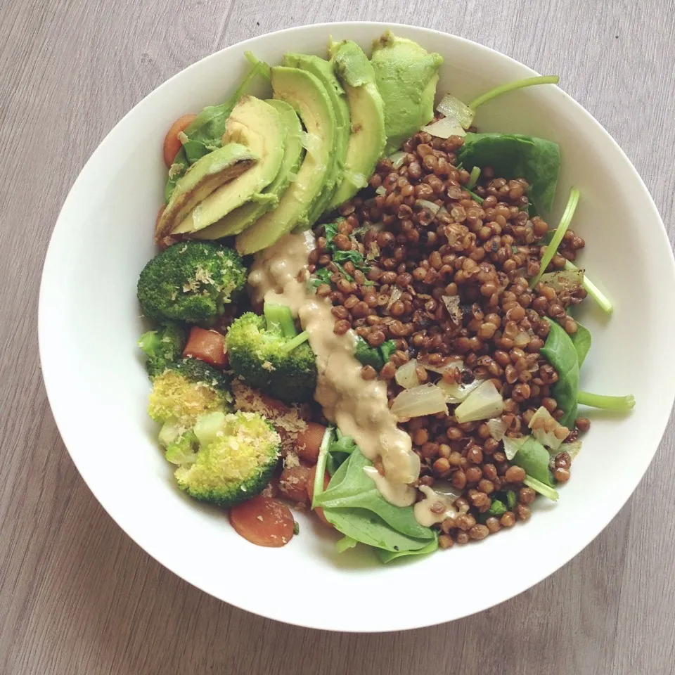 Broccoli and carrot cooked with tamari • lentils with white onion and cilantro on spinach • avocado • tahini • sprinkled with lemon juice|Rianneさん