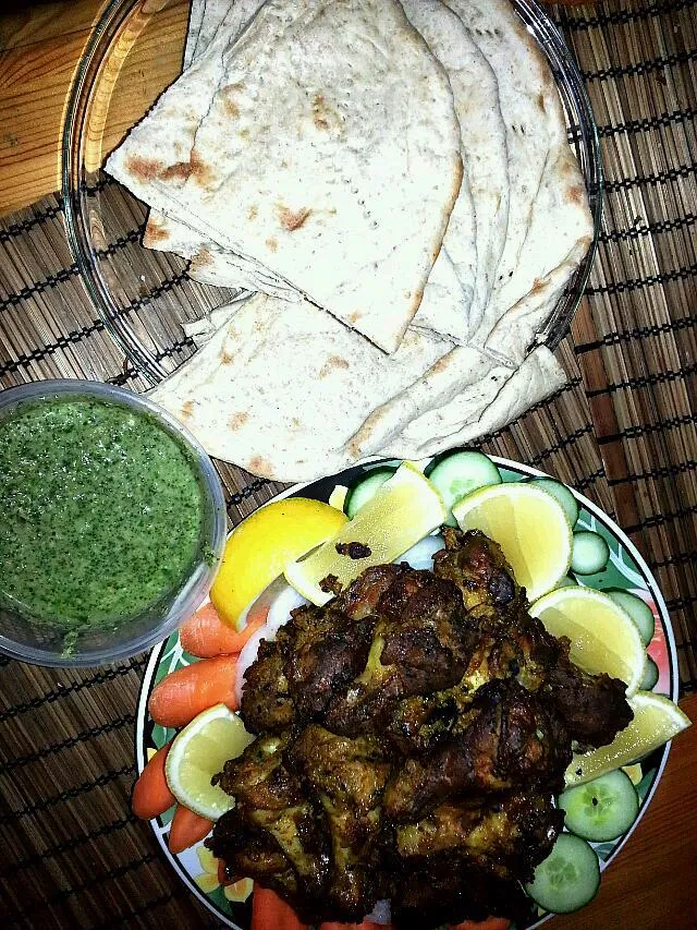 Homemade Tandoori chicken and fresh yogurt peppermint sauce, served with naan and fresh veggies.|Sophia Wijnenさん