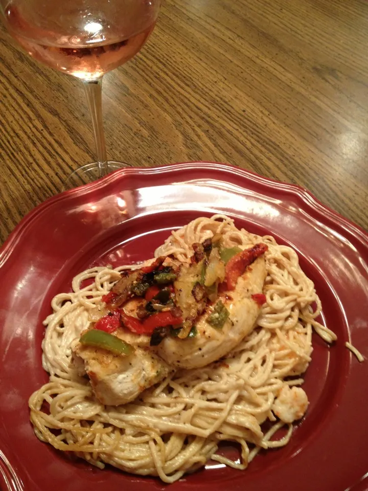 Grilled chicken with peppers and whole wheat shrimp pasta|Tanya Brownさん