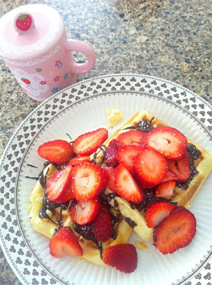 Choco strawberry waffles|jasmine lukさん