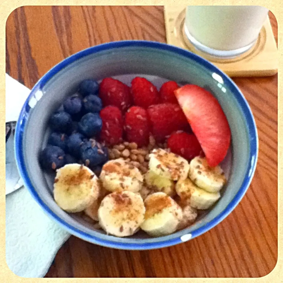 Healthy breakfast: puffed brown rice•banana•cinnamon•blueberry• raspberries•plumb•flaxseed• almond milk|Sai linさん