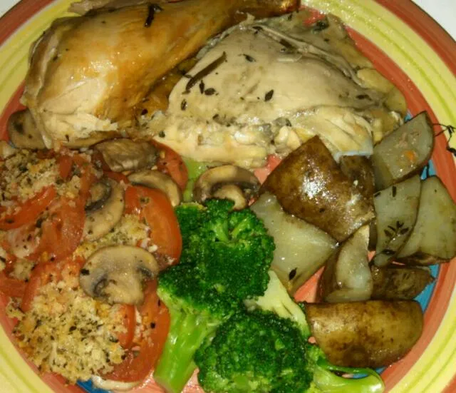 Roasted chicken with tomato-mushroom gratin, broccoli and potatoes (roasted with the chicken)|Sashi Steinerさん