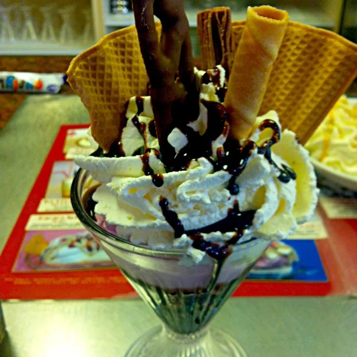 Chocolate indulgence ice cream sundae|Nicole Avisさん