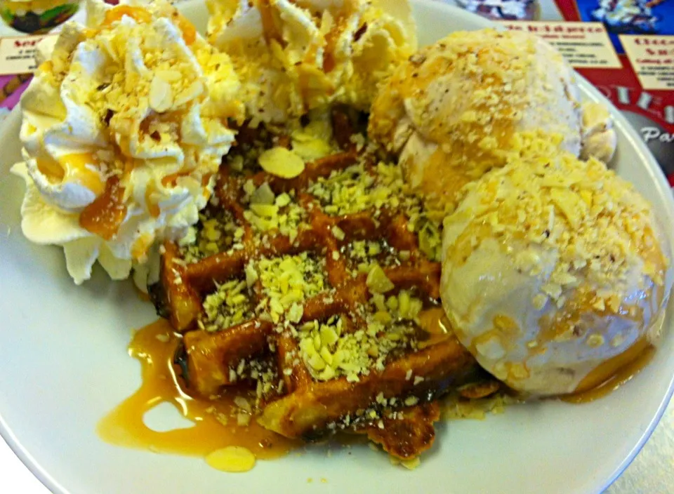 Belgian sugar waffle, peanut butter ice cream, caramel ice cream, butterscotch sauce, sprinkled nuts and fresh cream|Nicole Avisさん