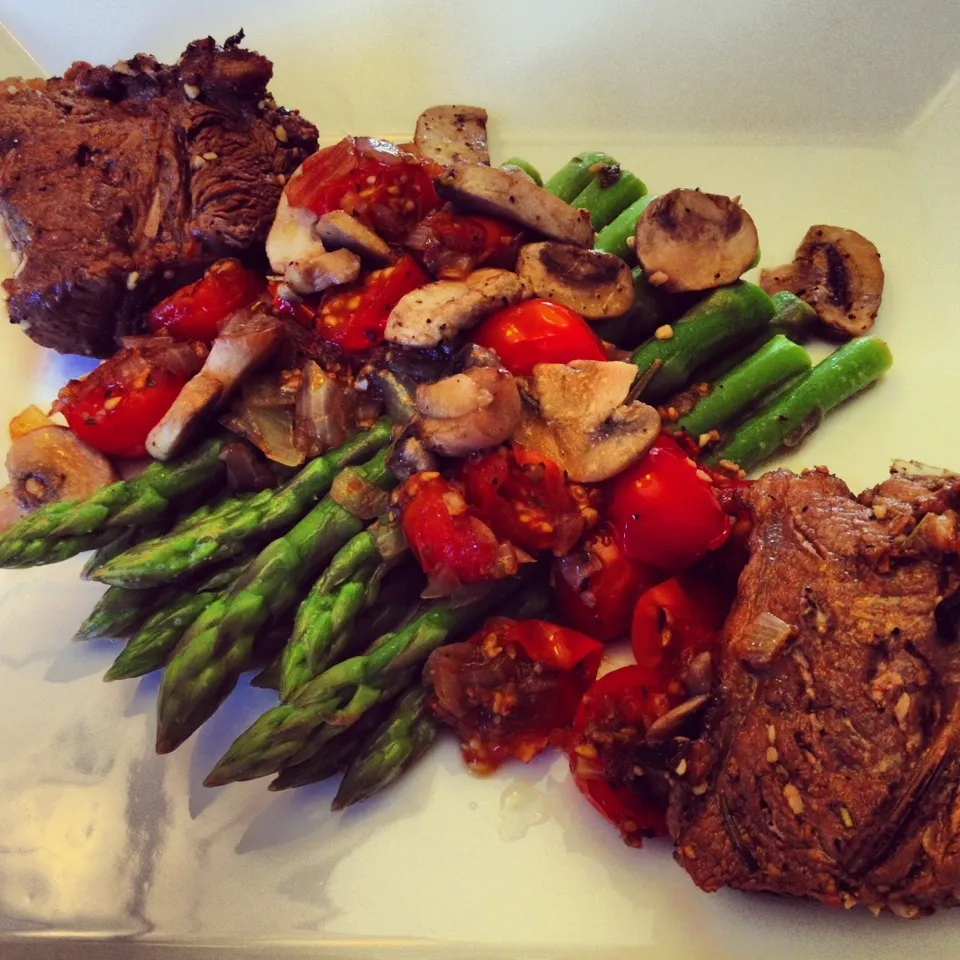 Lamb Chops marinated in Fresh lime juice, oregano, rosemary coriander, olive oil, and minced garlic w/ sautéed mushrooms, pan roasted balsamic cherry tomatoes o|Curt Chillさん