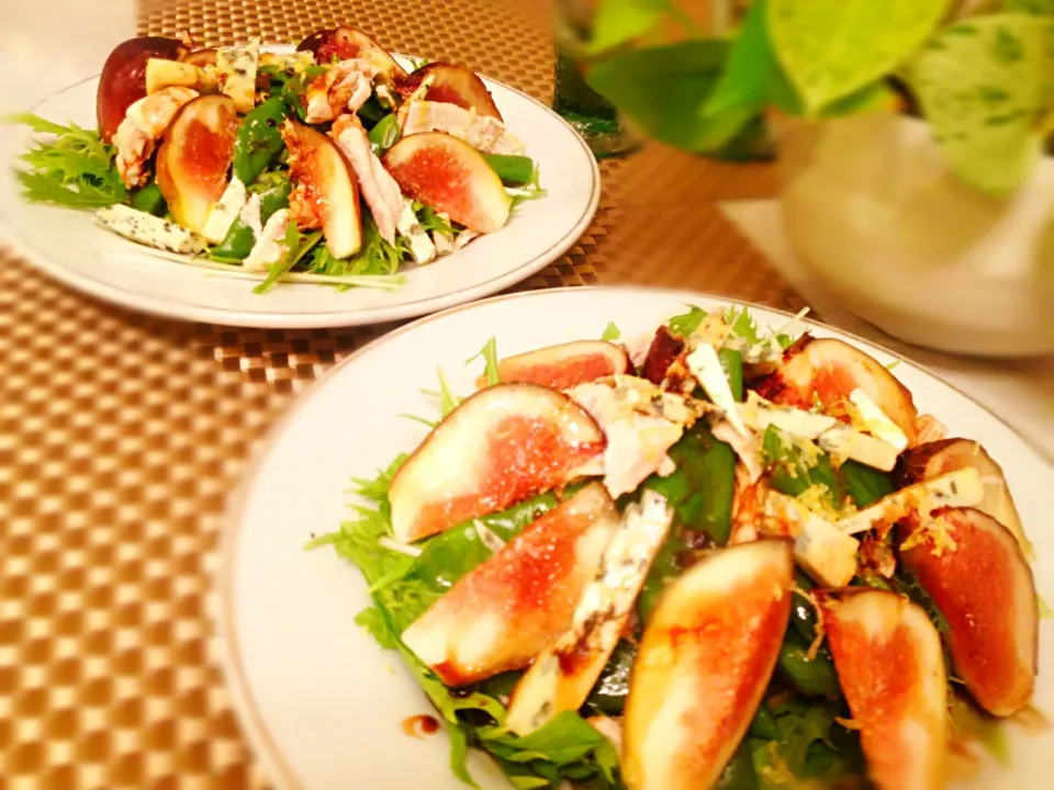 Salad: chicken breast, green beans, fig and blue cheese with walnut oil and balsamic vinegar dressing.|Kirk Awiamさん