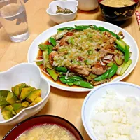 Snapdishの料理写真:おふたりさま(*^^*)鶏のネギソース★わさびアボカド★中華スープ★|みーさん