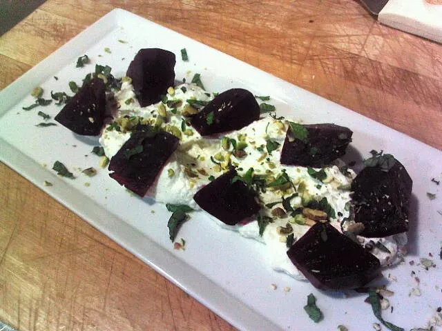 Roasted beets, greek yogurt, pistachios, and mint|James Garciaさん