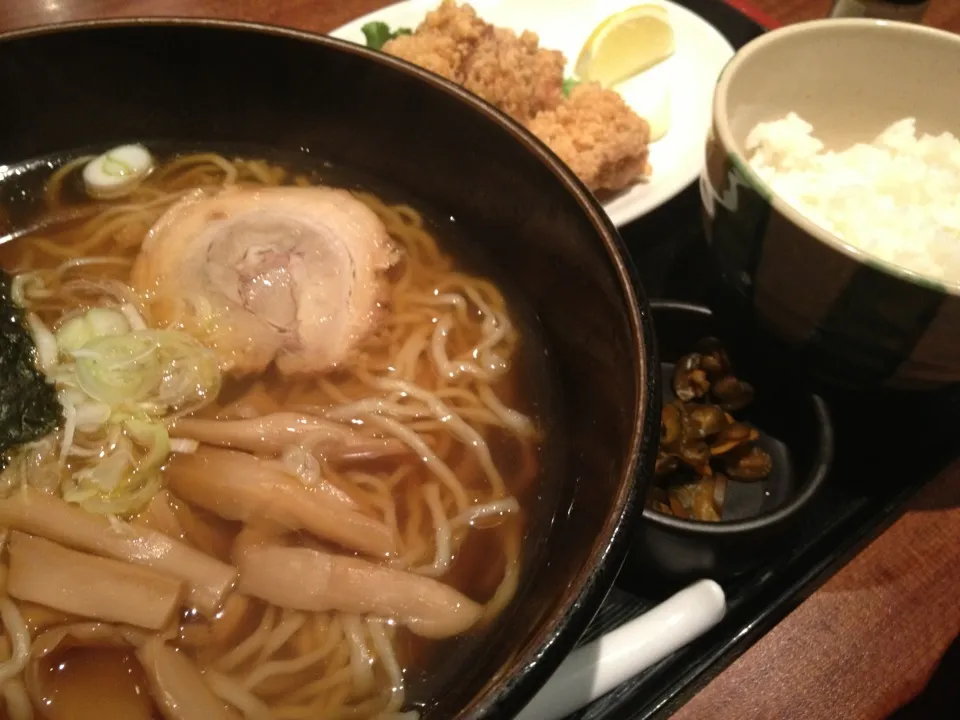 醤油ラーメンとから揚げ定食を頂きました。|momongatomoさん