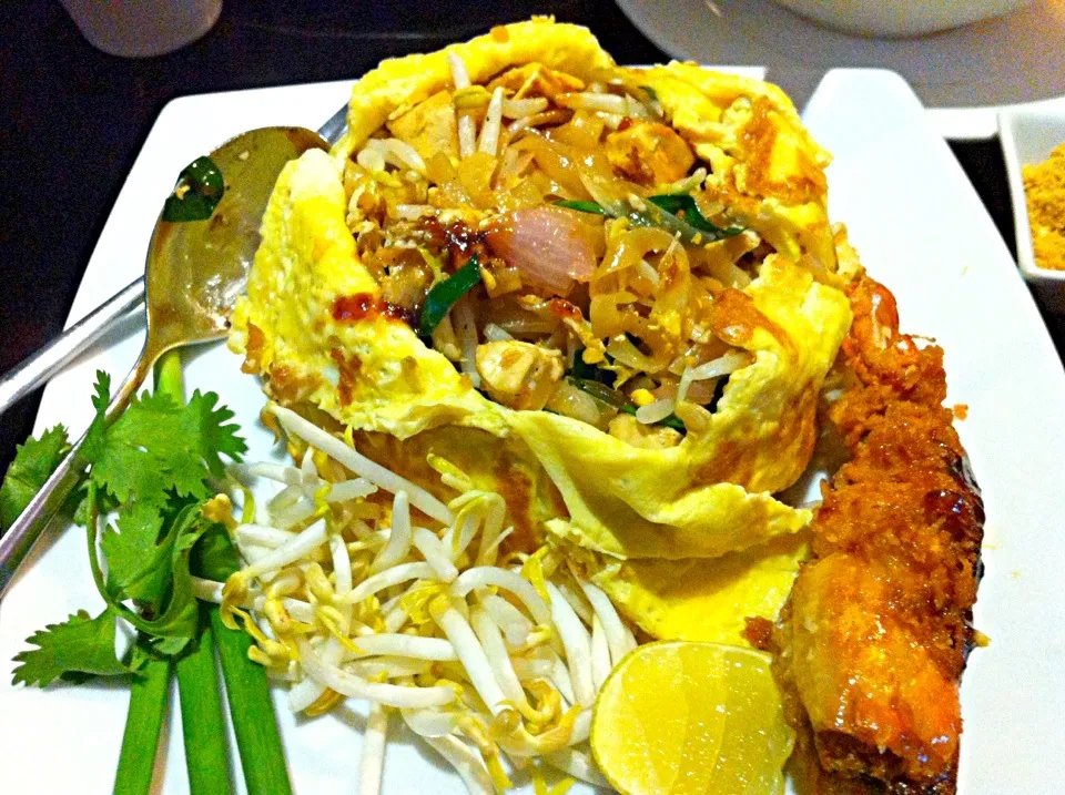 FRIED NOODLES IN EGG WRAP ("PAD THAI")|Blinkieさん