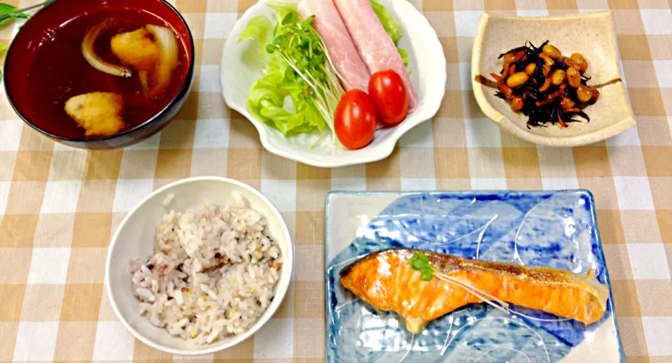 焼き鮭、ひじきの炒め煮、ハムサラダ、すり身のすまし汁、雑穀米|ゆりさん