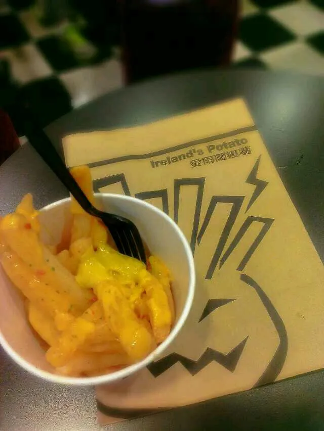 Snapdishの料理写真:Cheesy Fries|Fatty Foonさん