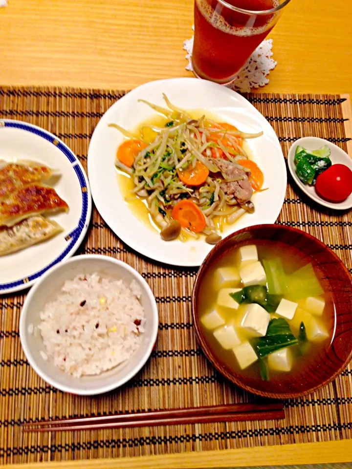 豚肉の野菜炒めとギョウザと小松菜と豆腐の味噌汁でした♡|きりこさんさん