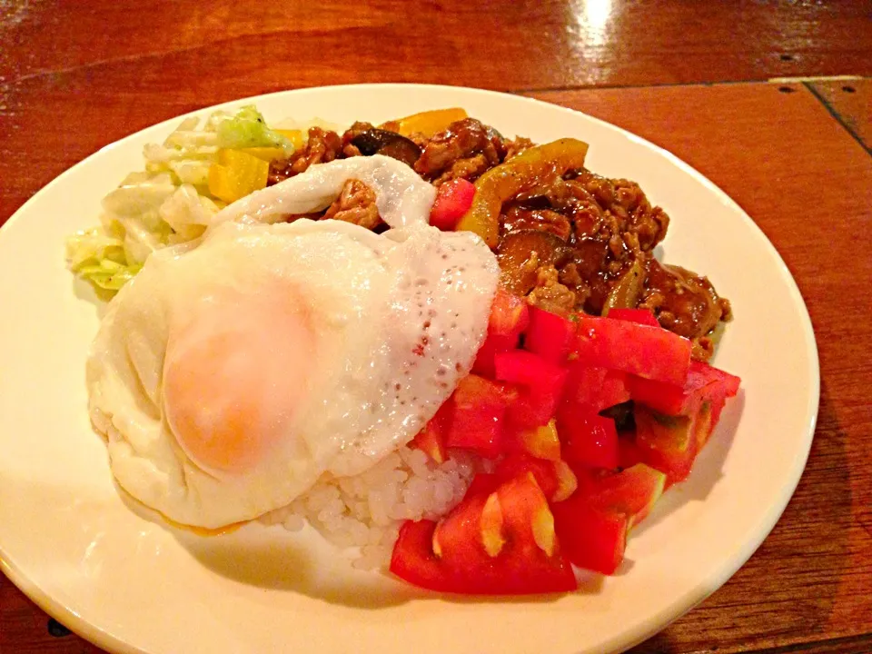 夏野菜と豚肉カレー炒め目玉焼きのっけ！|とめっこさん