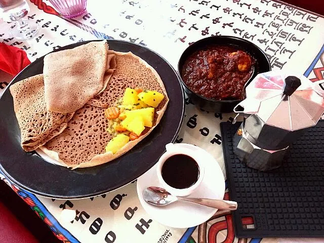 Ethiopian cuisine: Doro Wott (Chicken stew) with Injera and Ethiopian coffee with herbs.|Sophia Wijnenさん