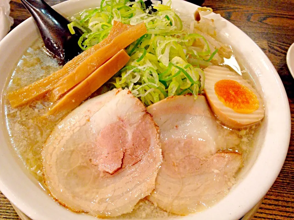 Snapdishの料理写真:しなとら塩ラーメン|梨兎さん