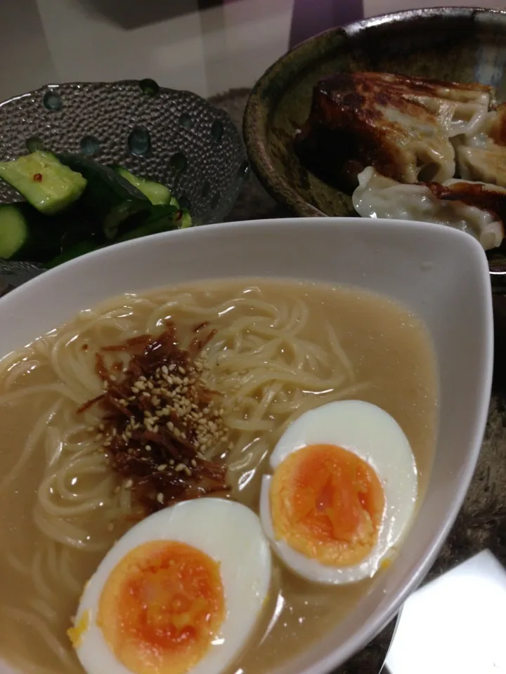 即席とんこつラーメン、焼き餃子、たたききゅうり|やっちゃんさん